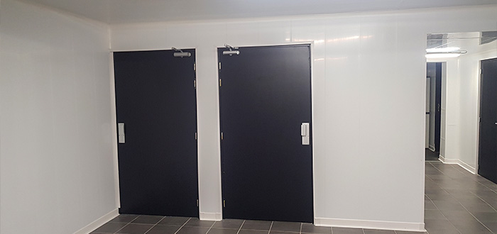 pièce rénovée avec plaques en pvc blanches 2